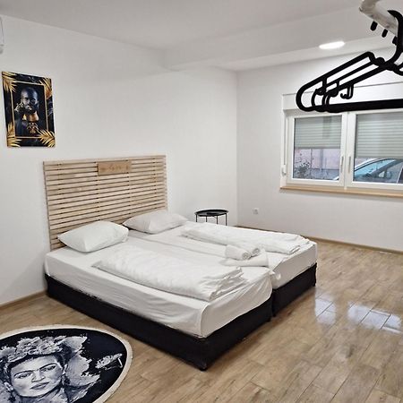 Expo Airport Otel Surcin Экстерьер фото